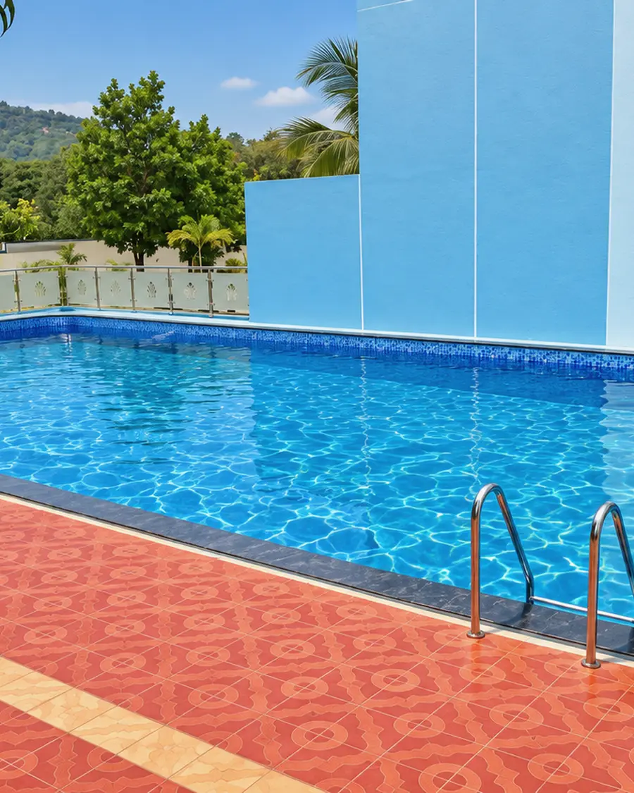 The swimming pool at Hotel Hills Yelagiri